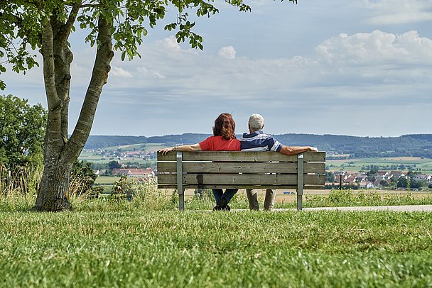 Pause muss sein - Wanderer auf Bank