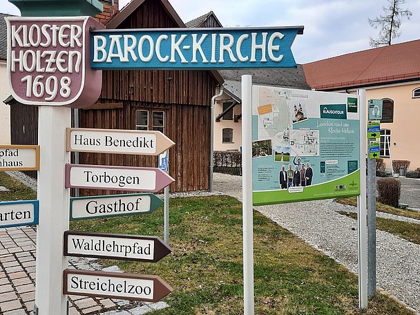 Auf dem Klosterareal mit Lauschtour-Starttafel