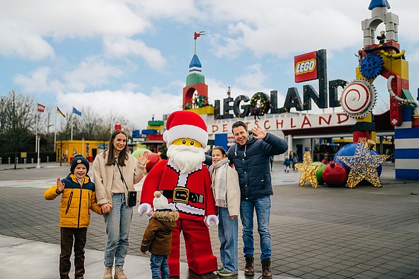 Vor denToren des Freizeitparks - mit dabei: der Weihnachtsmann