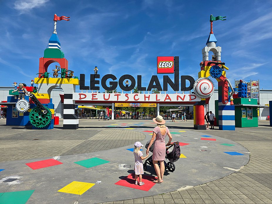 Blogger vor dem Legoland-Tor