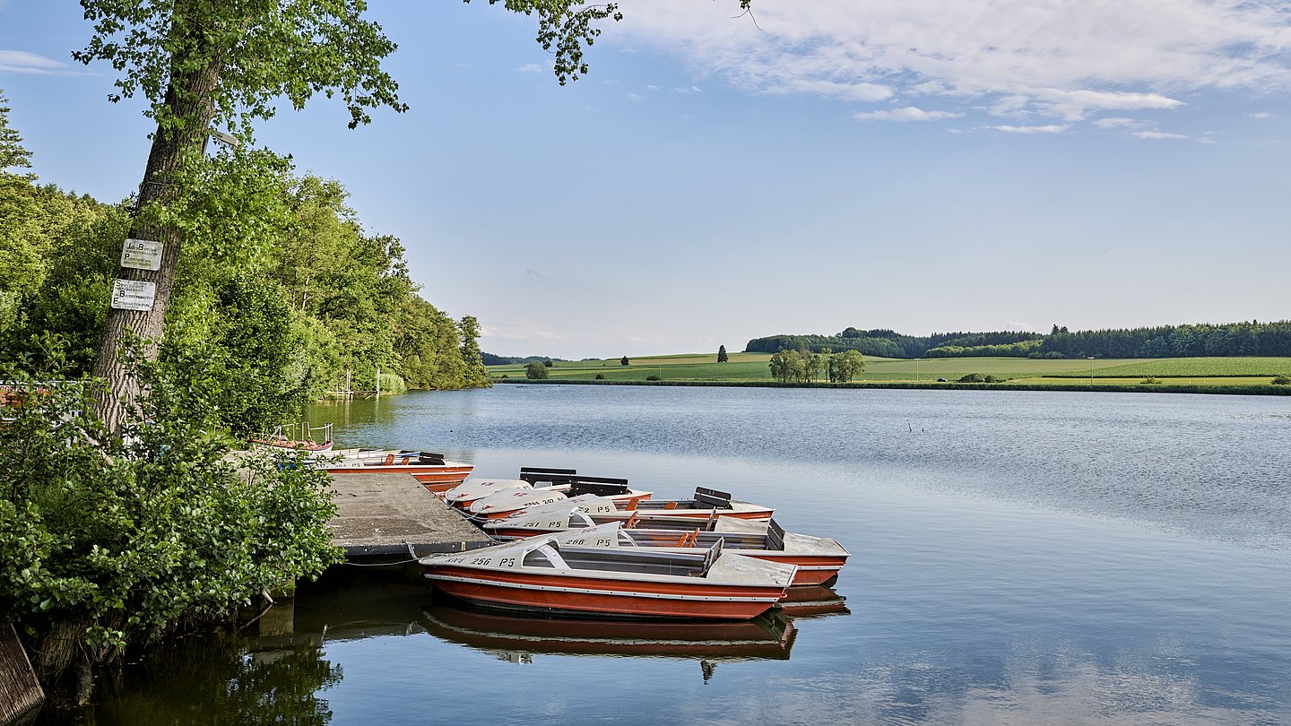 Roggenburger Weiher mit Booten