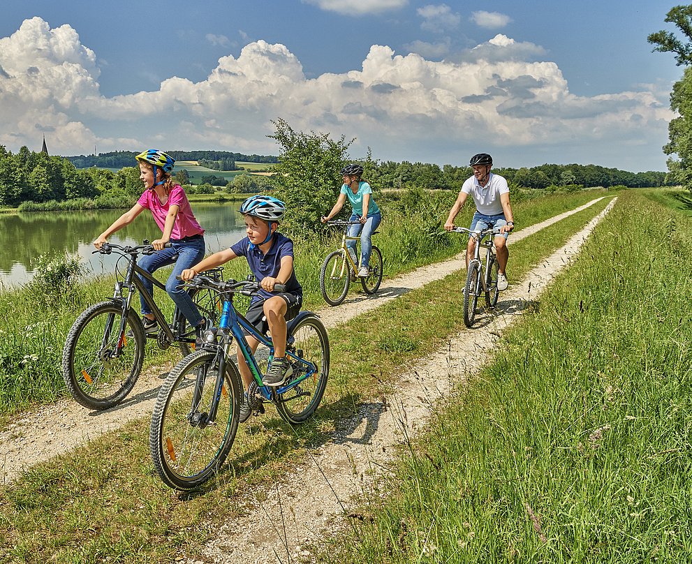 Radtour mit der Familie an der Donau