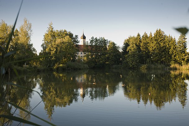 Klosterweiher mit Klosterkirche im Hintergrund