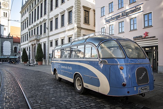 Bus in Augsburg am Rathausplatz, unterwegs auf der Romnatischen Straße