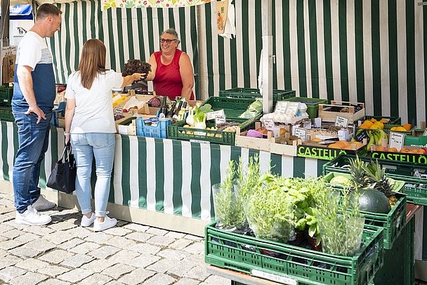 Wochenmarkt in Wemding im Ries