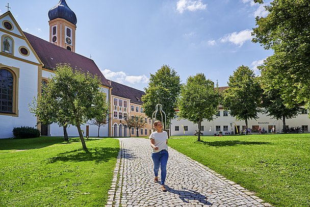 Spaziergang auf dem Klostergelände in Oberschönenfeld