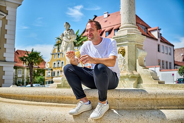 Eisessen am Friedberger Marienplatz