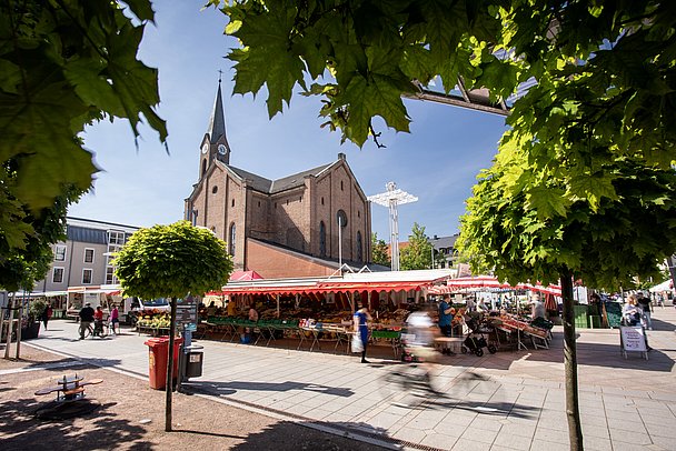 Wochenmarkt am Petrusplatz in Neu-ulm