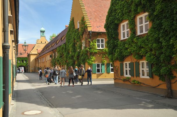 Besuchergruppe in der Fuggerei