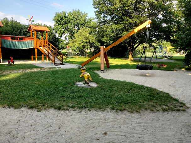 Schaukel auf dem Riedlerspielplatz Günzburg