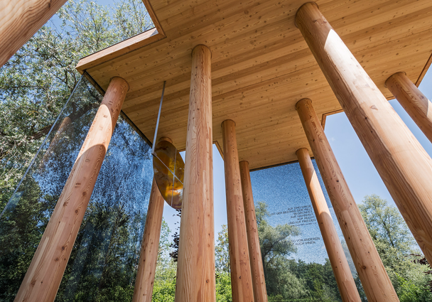 Innenansicht der Wegkapelle von Hans Engel