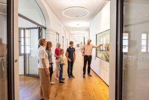 Führung im Museum im Wittelsbacher Schloss Friedberg, Foto Norbert Liesz.jpg