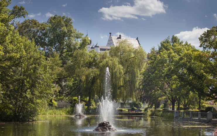 Brunnen im Illertisser Stadtpark mit Blick auf das Vöhlinschloss