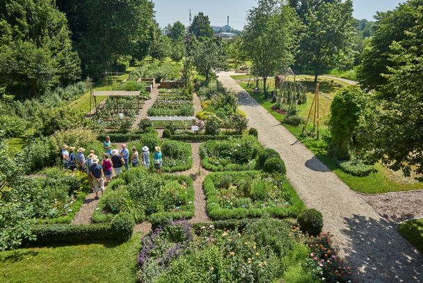 Kreismustergarten Führung Drohnenaufnahme 2019 Octonauten UG.jpg