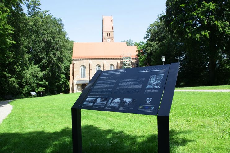 Burgplatz mit Infotafel