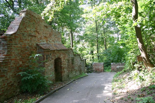 Entlang der historischen Stadtmauer