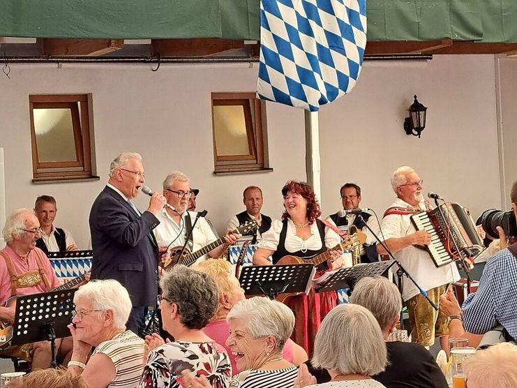 Geselliges Singen mit Erna Dirschinger und den Bäldlemusikanten