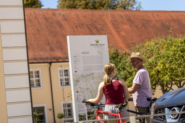 Roggenburg_Klostergarten-Radfahrer©Heiko-Grandel (1).jpg