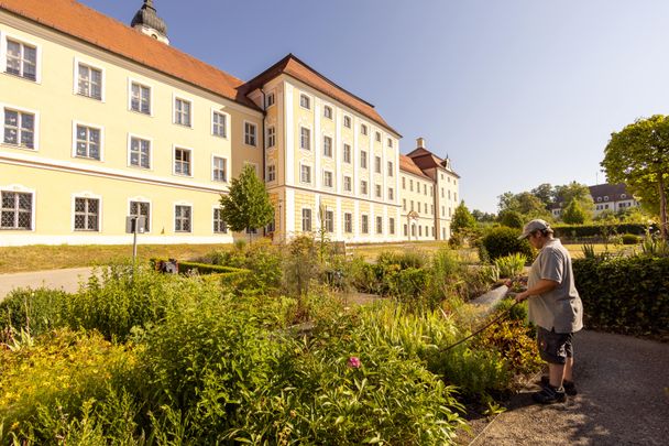 Roggenburger Kloster mit Barockgarten