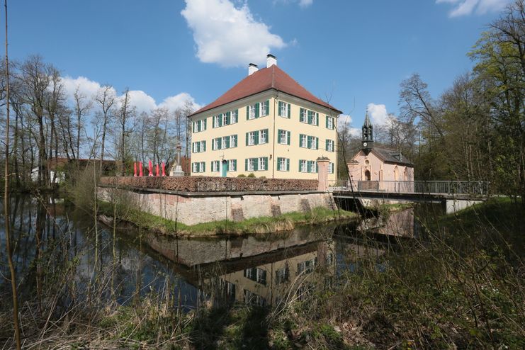 Sisi-Schloss im Frühjahr